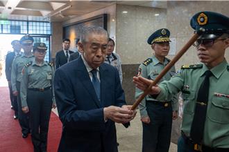 李棟樑第32次上五指山 致敬「國軍忠烈將士之靈位」