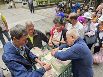 獨》萬華街友愛心餐爆遭人變賣！義工揭發「惡劣行徑」：看不慣