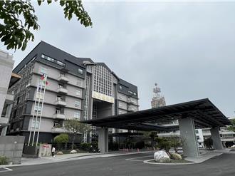 國小狼師熊抱女童20年未改　校友返校驚見舉發立遭解聘