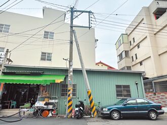 台中 2電桿依偎引民憂 台電：正常工法