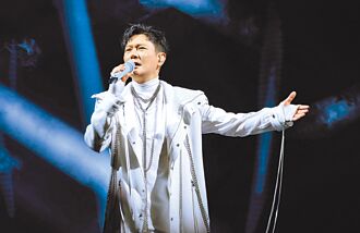 嗨唱瞬間吞飛蚊 張信哲笑納蛋白質