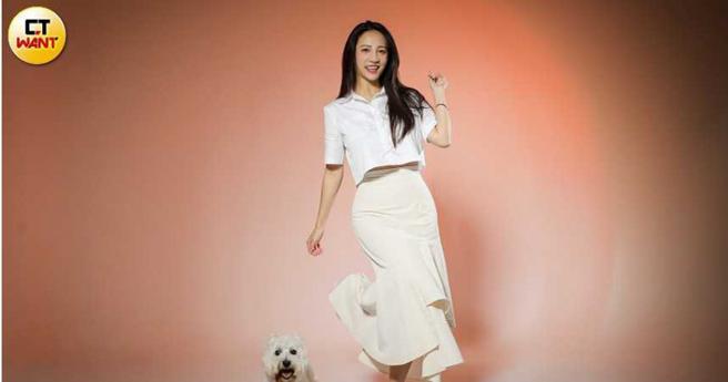 林采緹說這段時間經常帶著小孩跟拉拉一同到戶外玩耍。（圖／侯世駿攝）