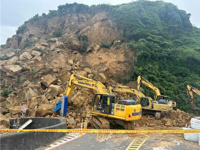 基隆潮境公園停車場台2線3日下午發生坍方，目前雙向交通阻斷。（公路局提供／蔡明亘台北傳真）