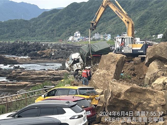 基隆潮境公園停車場台2線3日下午發生坍方，公路局預計11日搶通。（公路局提供／蔡明亘台北傳真）