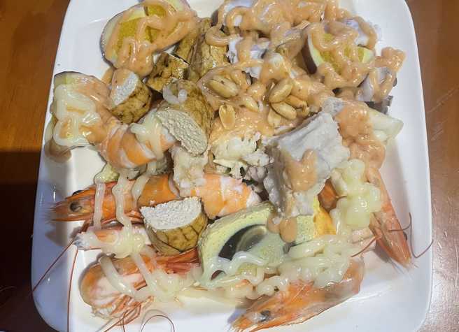 女网友在西螺一家麵店用餐，店内没有菜单，她吃完才知道1盘沙拉要价1280元。（翻摄「爆料公社公开版」脸书）