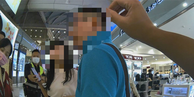 赖姓华航空服员（白上衣）与男姓友人在4月28日大闹小港机场，事后遭公司记1支大过。（图／读者提供）