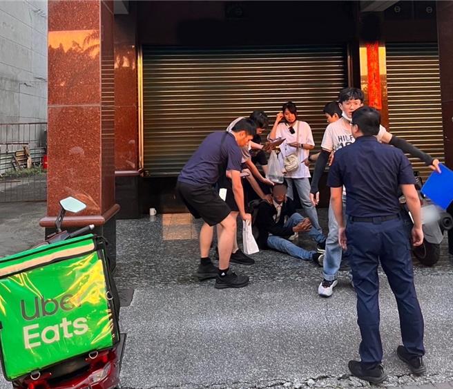 警方於面交點周遭，喬裝成外送員與車輛維修員埋伏。（翻攝照片／洪靖宜高雄傳真）