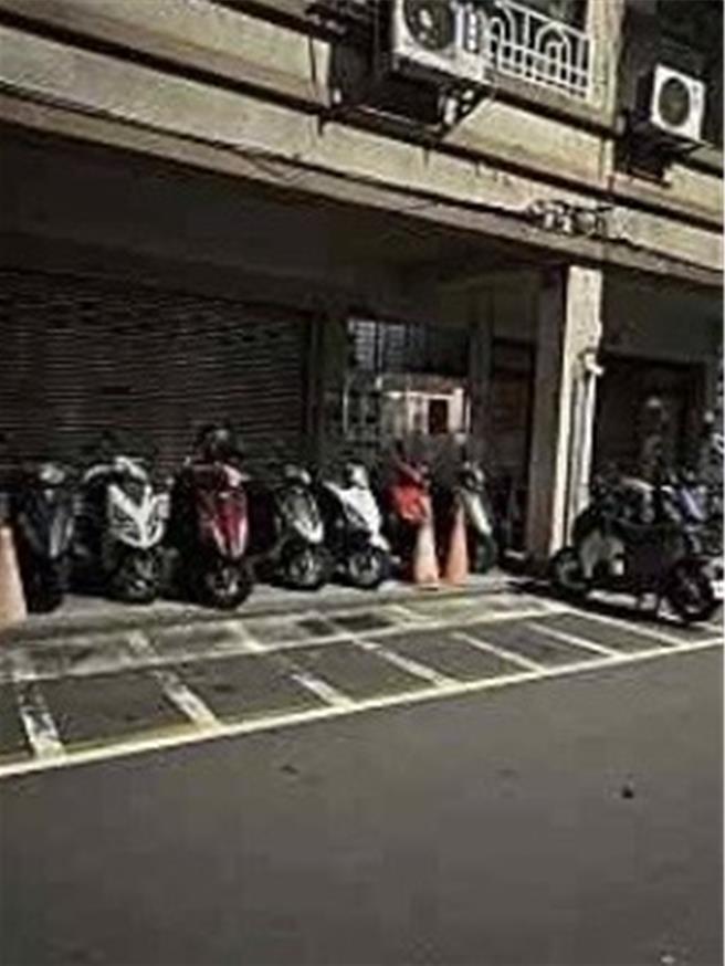 文山區景行里長陳千惠4月時曾抗議，當地因有景美商圈，因此機車停車格被畫定收費範圍，卻造成機車在騎樓停滿，車格卻仍有空位的亂象。（景行里長陳千惠提供／劉彥宜台北傳真）