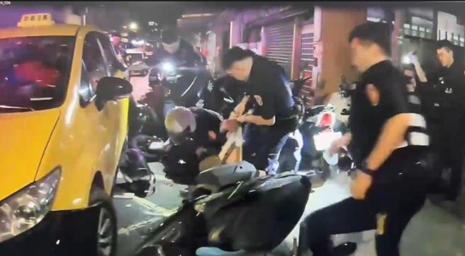 员警将刘男拖下车压制逮捕。（警方提供）