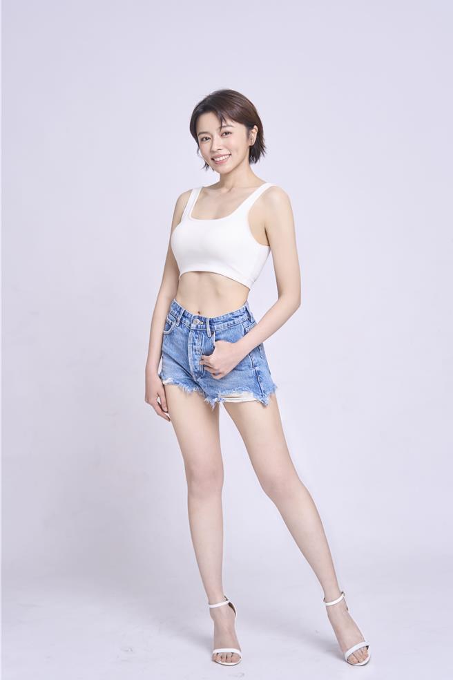 王瞳展現纖細體態。（美体專科提供）