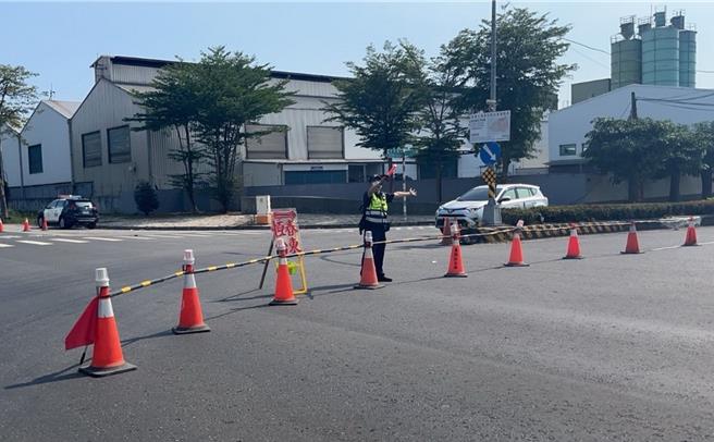 警方引导车辆分流，以减少交通壅塞。（枋寮分局提供／罗琦文屏东传真）