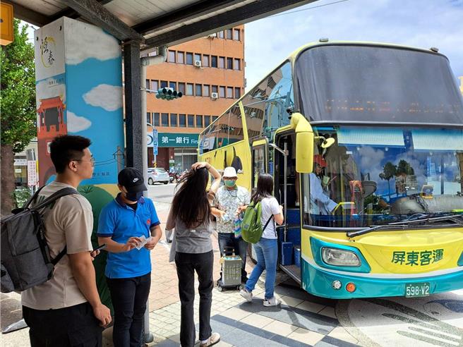 搭乘「台湾好行」垦丁快线及大鹏湾琉球线，可享电子票证半价优惠。（屏东监理站提供／罗琦文屏东传真）