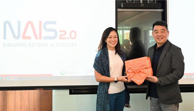 Andrea Phua 主任与金志聿交换纪念品。(桃市府提供／蔡依珍桃园传真)