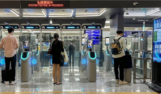 移民署為提供旅客更優質的通關體驗，正積極加速更新現有的自動查驗通關系統（e-Gate），目前已完成第一階段e-Gate汰換及更新工程，新世代e-Gate擁有閘道內註冊及通關二合一，以及支援多國語言模式等功能，通關效能再升級，歡迎旅客多加利用。（移民署提供／陳麒全桃園機場傳真）