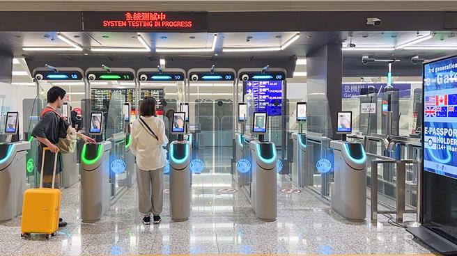 第一階段19座新世代e-Gate建置工程，並於2024年6月3日啟動第二階段工程，將再建置24座新世代e-Gate。（移民署提供／陳麒全桃園機場傳真）