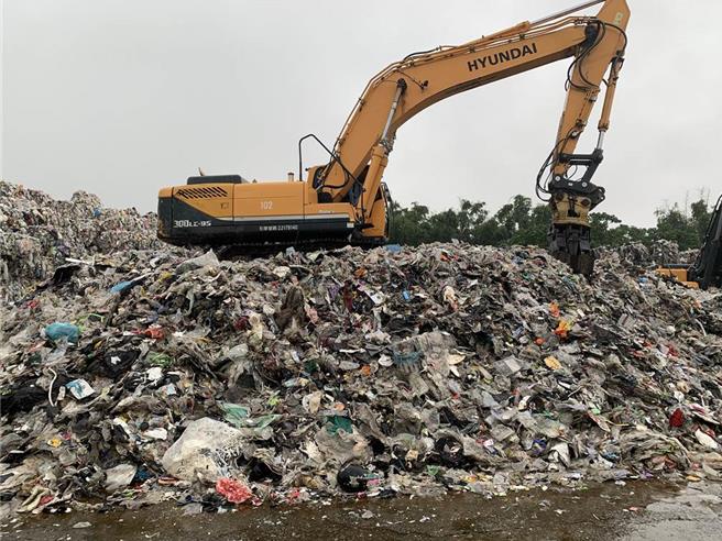 学者建议，环境部应趁着近年焚化炉整改之际，补助各地环保局自行设置飞灰水洗场，要求各焚化厂进行飞灰水洗后再利用，促进无机资源循环。（本报资料照片）