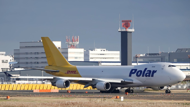 極地航空（Polar Air Cargo）一架機型為波音777的貨機4日上午從成田機場起飛，幾秒內右側引擎冒出火光，還疑似傳出爆炸聲，確認引擎故障後折返成田機場。（資料照：shutterstock／達志）