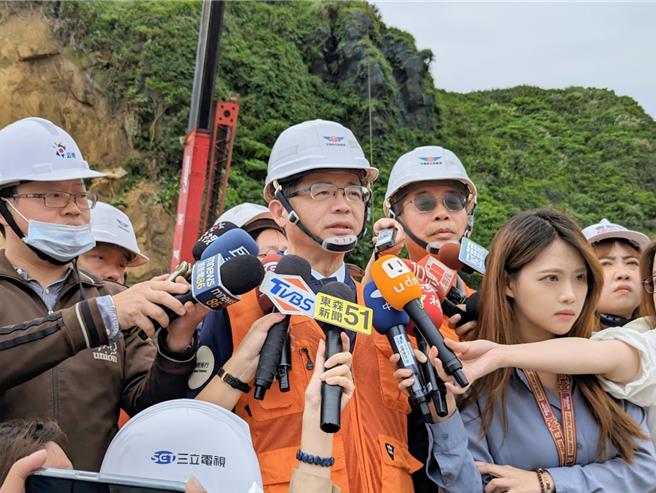 交通部长李孟谚（图中）4日上午视察基隆市山崩现场，表示已要求公路局尽快抢通台2线。（张志康摄）