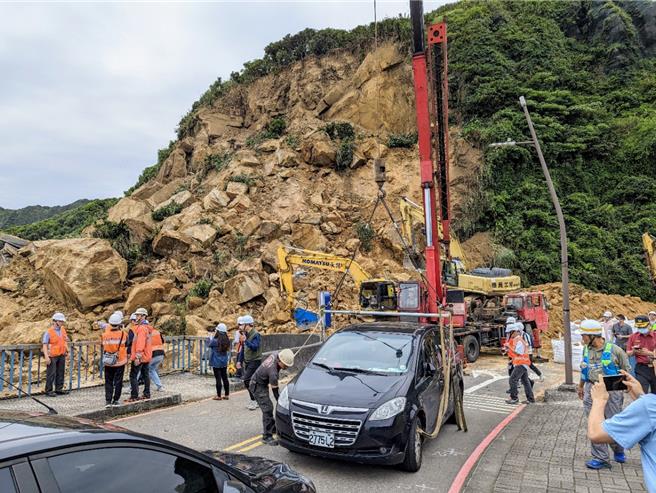 公路局派出吊车，协助卡在停车场的车辆吊挂至平浪桥上，俾便车主进行车辆维修。（张志康摄）