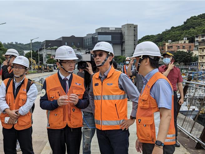 交通部长李孟谚（左2）在公路局长陈文瑞（右2）、公路局北区养护工程分局长陈俊尧（右1）陪同下，视察灾害现场。（张志康摄）