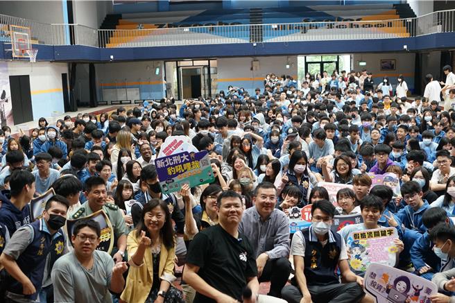 刑警大队、少年队与中和分局防诈宣讲团队与中和高中全体师生合影留念。（新北刑大提供）