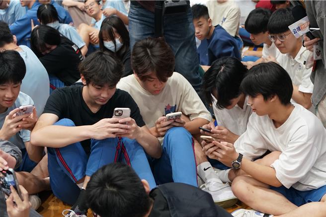 刑警大队请同学即时用手机连线回家，告诉家人如何避免遭骗，让现场同学全数化身成为反诈宣导的种子。（新北刑大提供）