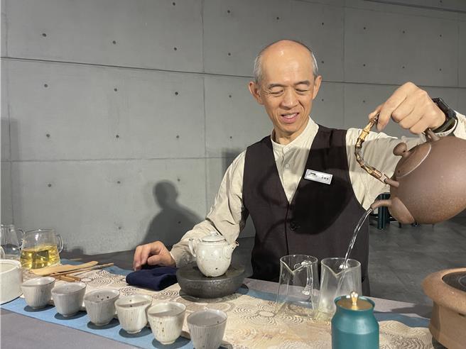 台湾客家茶文化馆推制茶、揉茶、採茶技艺体验。（吕筱蝉摄）