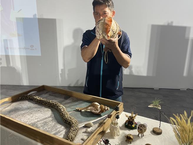 桃园石沪协会理事许立志说，在永安海螺文化体验园区提供海边植物手作课程，还会教民眾吹海螺。（吕筱蝉摄）