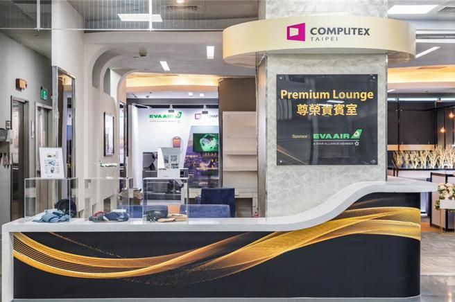 长荣航空与外贸协会一同参加COMPUTEX台北国际电脑展，并于外贸协会贵宾室展示皇玺桂冠舱的过夜包及睡衣，同时准备官网购票折扣码和独家LOGO商品送给逛展民眾。图／长荣航空提供