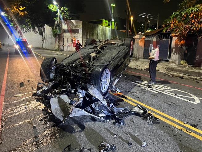 黑车自撞翻覆，驾驶自行脱困，送医无大碍。（翻摄照片／洪靖宜高雄传真）