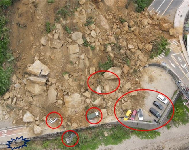 台2線70K崩塌點車輛遭掩埋情形。（公路局提供／蔡明亘台北傳真）