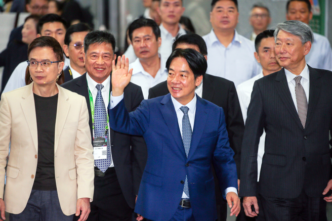 賴清德總統（中）4日到台北南港展覽館出席2024台北國際電腦展開幕典禮，由外貿協會董事長黃志芳（左）與經濟部長郭智輝（右）陪同。（鄧博仁攝）