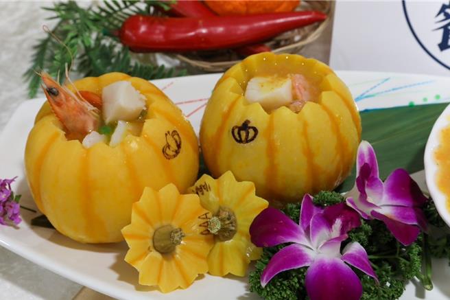 農業局說，每年5月至6月是淡水栗子南瓜產季，在地業者推出南瓜料理，也開發南瓜加工商品，拓展南瓜多元通路，提高農友種植意願。（柯毓庭攝）