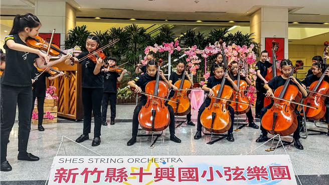 竹北市十興國小弦樂團4日在中醫大新竹附設醫院舉辦「愛的禮讚」音樂會，優美的樂音為辛苦的醫護人員喝采，也為民眾健康加油。（羅浚濱攝）