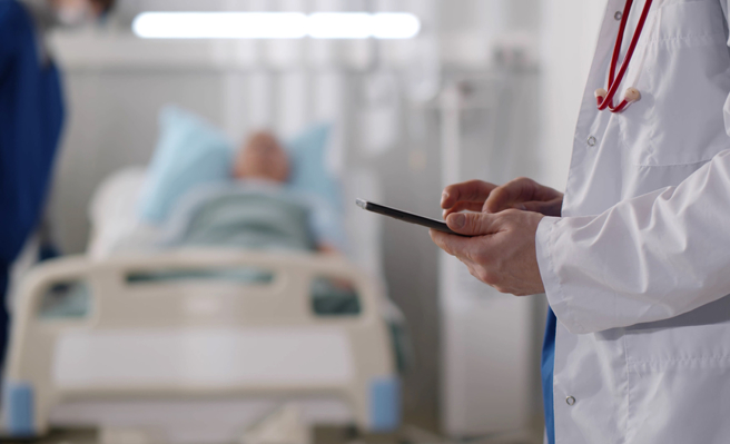 90多歲的男患者進加護病房，醫師講解病情，兒子們反應冷漠，真相超級反轉。（示意圖：shutterstock／達志）