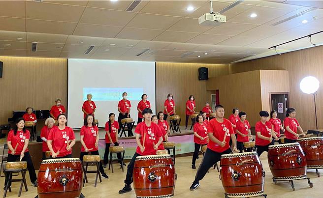 朴子市德興里長輩與東吳高職學生共組鼓隊上場演出，透過鼓聲展現老少共學的成果。（朴子市公所提供／呂妍庭嘉義傳真）