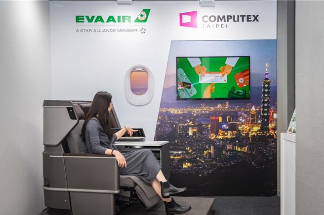 长荣航空在外贸协会贵宾室展示皇玺桂冠舱座椅，让贵宾亲身体验座椅舒适度。（长荣提供）