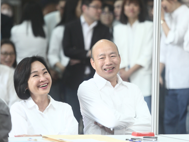 國民黨立委柯志恩（左）、立法院長韓國瑜（右）。（資料照，張鎧乙攝）