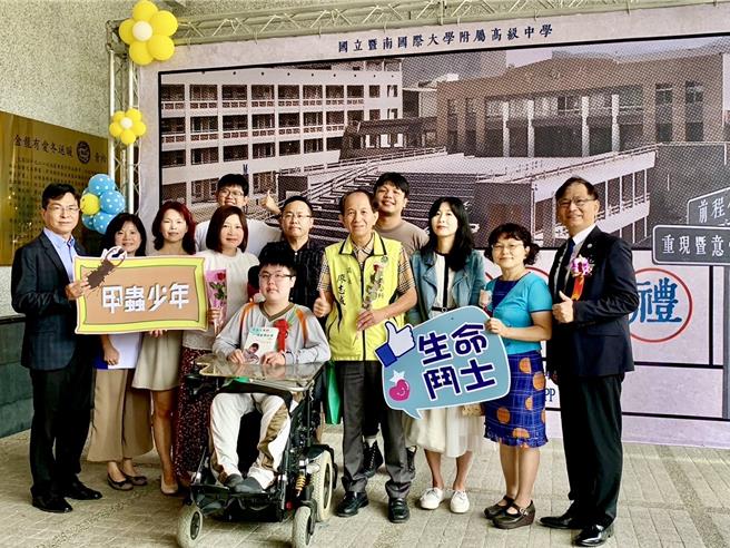 生命鬥士陳麒伍在父親父親陳璽合陪伴下，完成高中學業，4日出席畢業典禮，勉勵自己與大家「全心全意活在當下」。（暨大附中提供／楊靜茹南投傳真）
