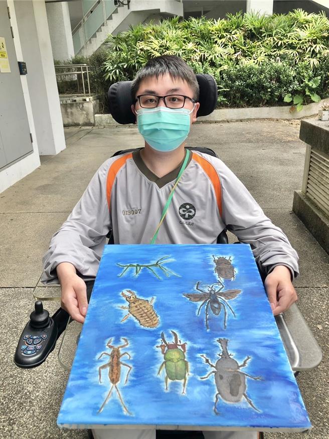 陳麒伍罹患罕病裘馨氏肌肉萎縮症，在昆蟲世界發現了生命中的桃花源，在校方協助下發表新書《甲蟲少年的蛹室與永世》。（暨大附中提供／楊靜茹南投傳真）