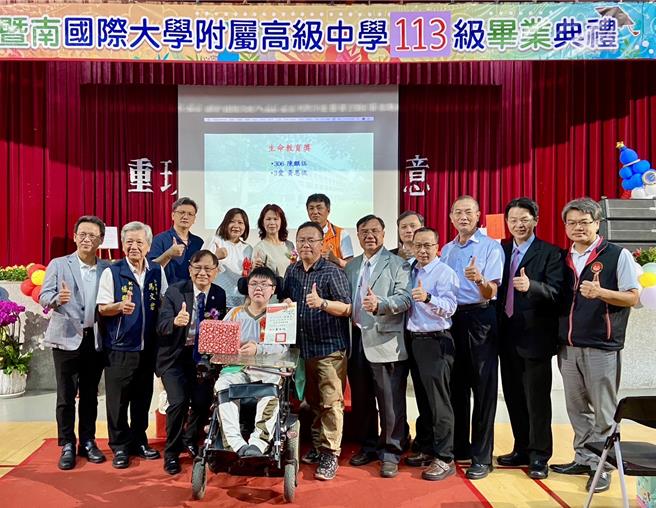 陳麒伍4日出席國立暨大附中畢業典禮，他的生命故事感動許多來賓。（暨大附中提供／楊靜茹南投傳真）