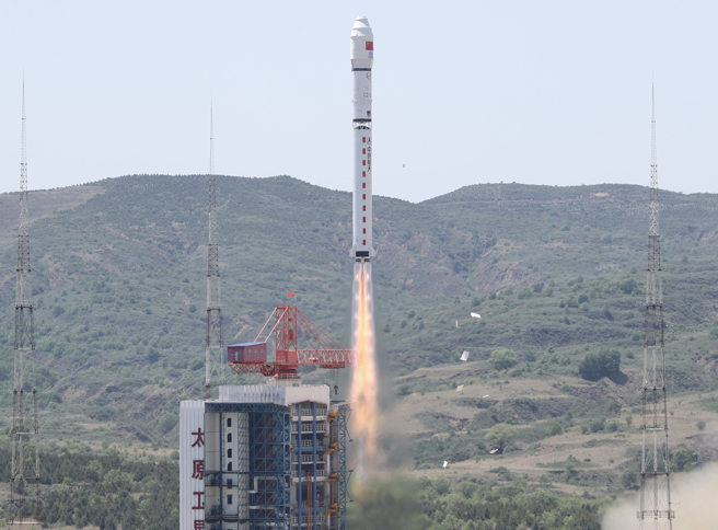 中国在太原卫星发射中心使用长征二号丁运载火箭，成功将吉林一号高分06A星等41颗卫星发射升空，让卫星顺利进入预定轨道。（新华社）