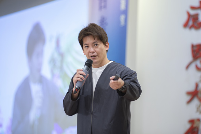 知名作家谢哲青以「永恒的凝望」为题，与听眾谈艺术与诗的世界。(图/佛光山惠中寺提供)