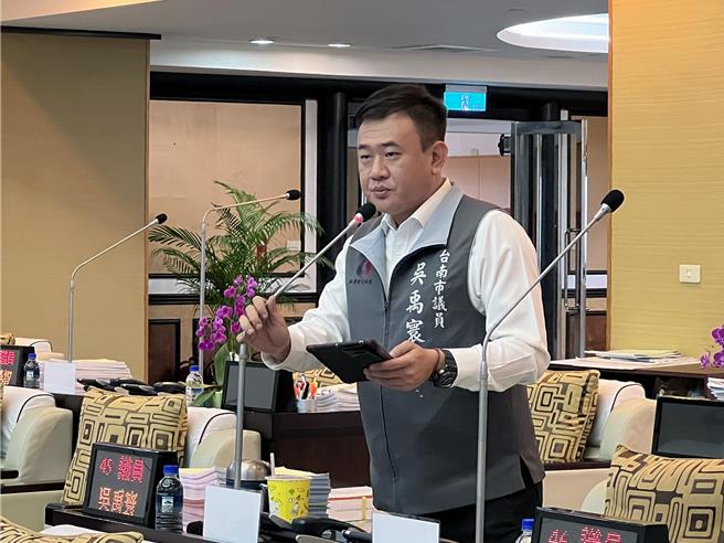 台南市核发宠物繁殖许可证的数量全台第一，粗估每年可生产高达3.2万只幼犬猫，市议员吴禹寰4日总质询指出，对照台北市等3县市停止发放繁殖许可，台南市的宠物市场不仅供给过多，也增加流浪犬猫的数量，耗费大量的社会处理成本。（洪荣志摄）