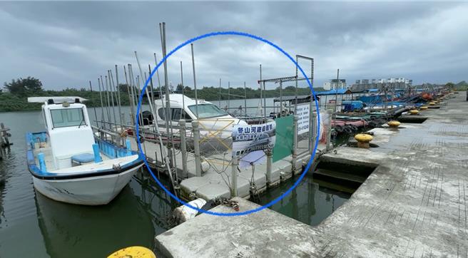 宜蘭縣五結鄉的大閘門簡易碼頭，傳出有私人遊艇長期霸佔碼頭公共空間，私自增設浮動碼頭，還加裝圍欄把周圍都圍起來並上鎖。（民眾提供／吳佩蓉宜蘭傳真）