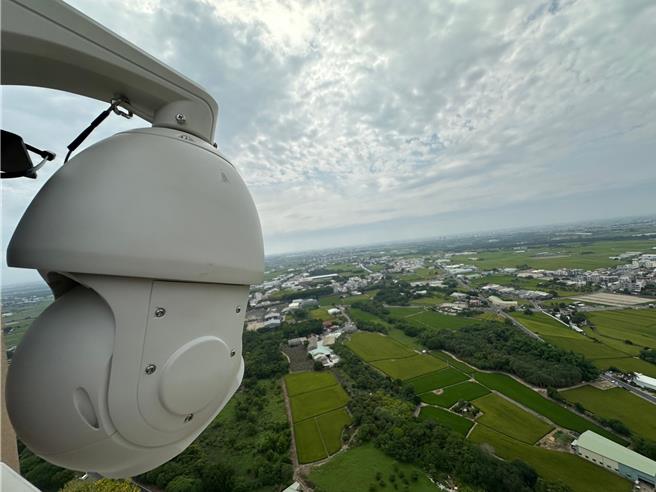 嘉義市政府環保局在福容酒店頂樓裝設AI鷹眼，24小時監控市區露天燃燒。（嘉義市政府提供／廖素慧嘉市傳真）