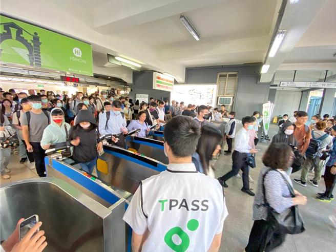 TPASS通勤月票夯，交通部公路局統計，去年7月推出至今年5月底，全台有約708.3萬人次加值購買。（本報資料照片）