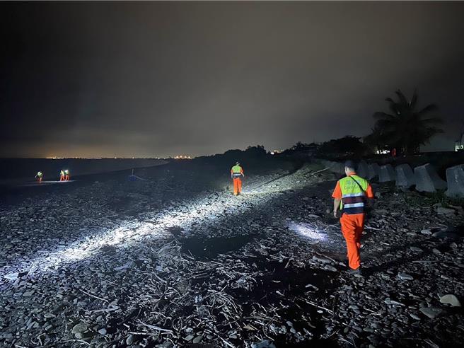 为维护端午节期间高雄及屏东地区海域及海岸安全，海巡署南部分署自6月3日晚间起连续2日实施威力扫荡，展现海巡捍卫海疆的决心。（海巡署南部分署提供／林瑞益高雄传真）