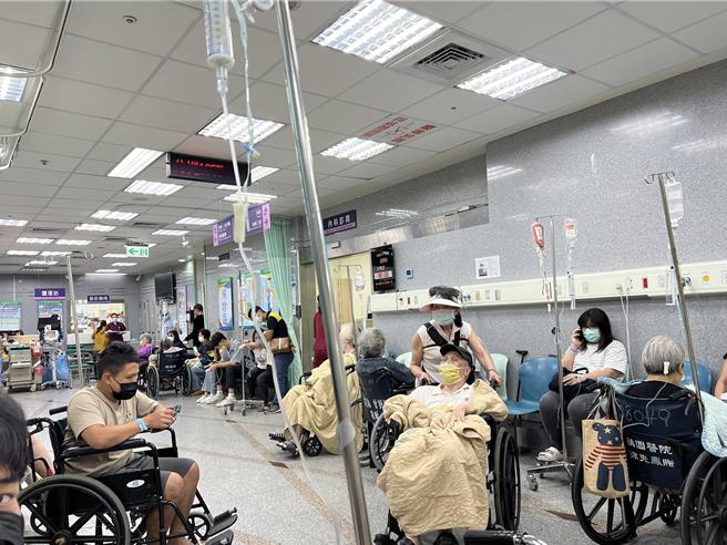 护理师离职潮导致医院一床难求，急诊室人满为患，有住院需求民眾永远都在等病床。（蔡依珍摄）