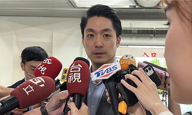 针对立院蓝白党团提案修正财政收支画分法，台北市长蒋万安（图）4日表示，台北市对中央税收的贡献度高达41％，分配到的预算却只有15％，站在台北市的立场当然希望释出更多财源，将财政的饼做大，对各县市来说才更有帮助。（丁上程摄）